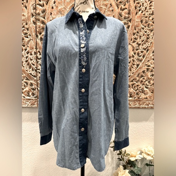 Teddi Long Sleeve Chambray Shirt, Ornate Silver Buttons- size M - Picture 2 of 8